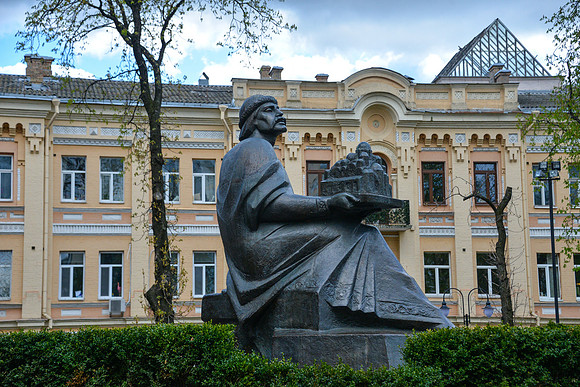 Monument to Yaroslav the Wise